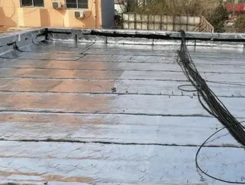 让胡路卫生间漏水维修公司分享下让胡路屋面楼顶防水刚性防水层施工要点。